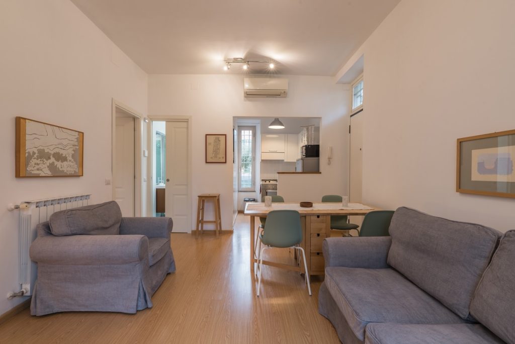 Il soggiorno con divano letto e tavolo da pranzo