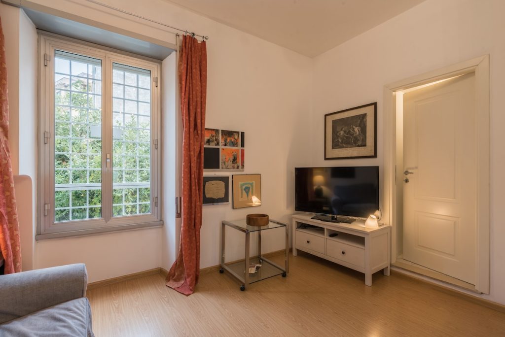 Vista sul soggiorno, con TV a schermo piatto