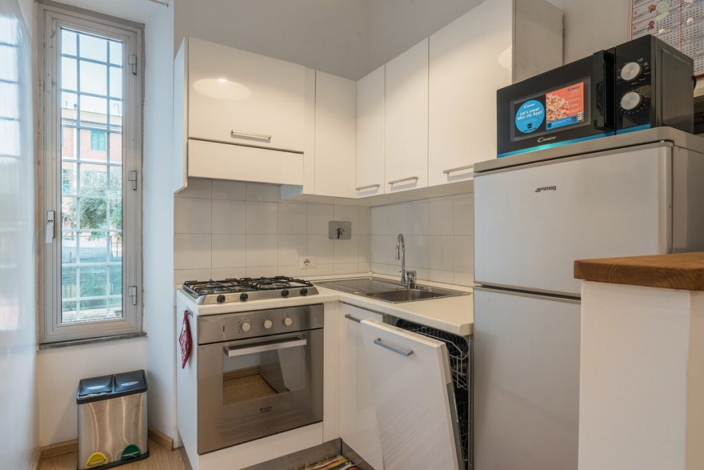 Cucina completa, con piano cottura a gas, forno elettrico, lavastoviglie e forno a microonde