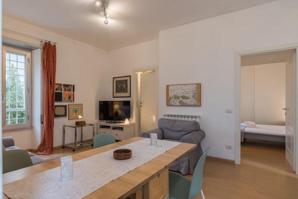 Il soggiorno visto dall'ingresso, con la camera da letto di fronte