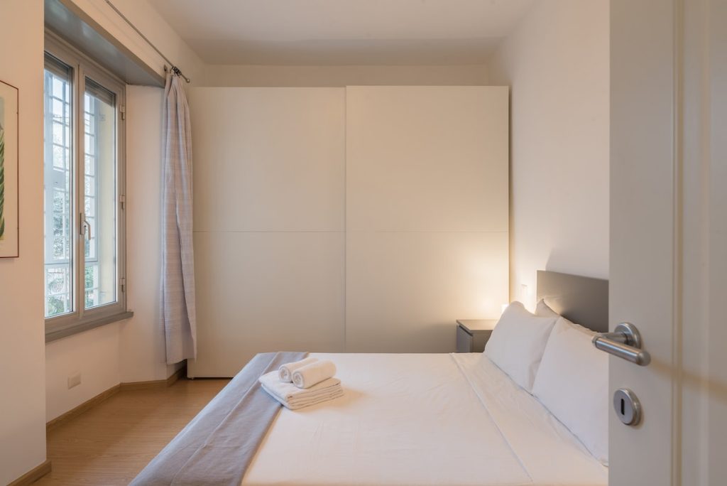 La camera da letto, con un grande armadio