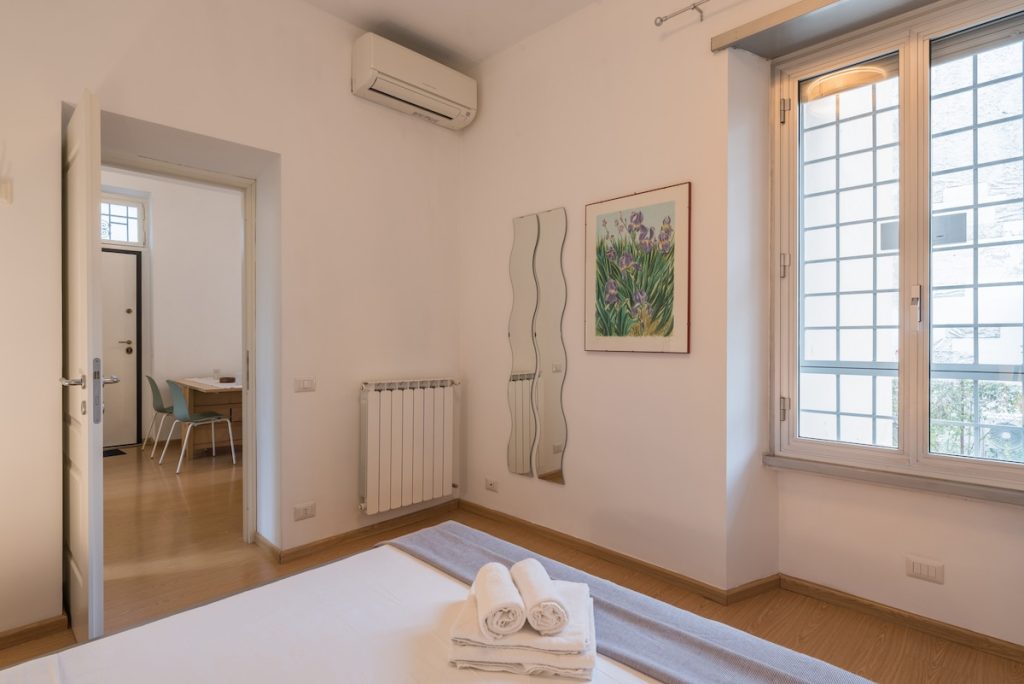 La camera da letto, luminosa, con lo split dell'aria condizionata