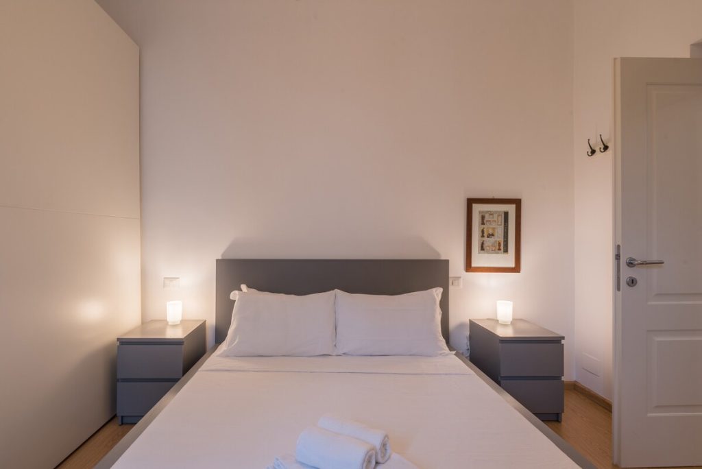 La camera da letto con il letto matrimoniale