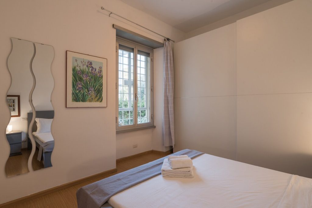 La camera da letto, con la finestra sul cortile