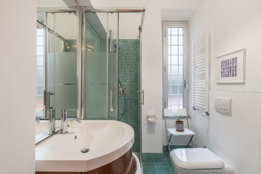 Bagno completo, con bidet e box doccia in vetro
