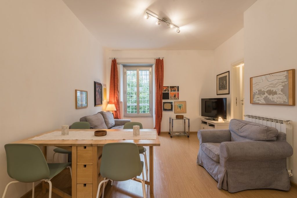 Vista completa del soggiorno, dalla cucina